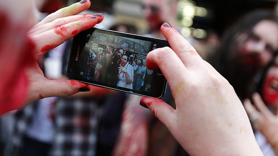 Первым фильмом про оживших мертвецов стал классический готический фильм ужасов «Чума зомби» (1966) студии Hammer