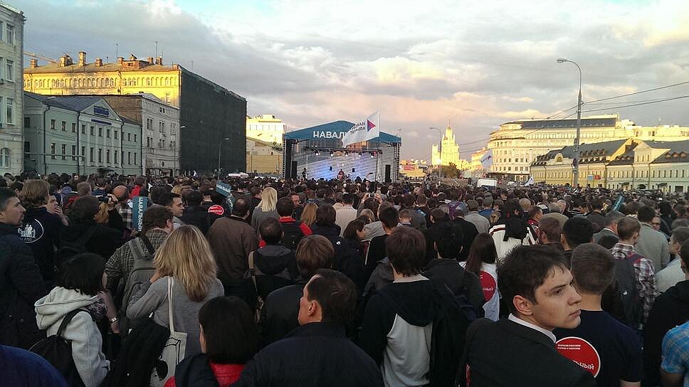 В этот раз люди пришли на митинг без плакатов, многие пришли сразу же с работы 