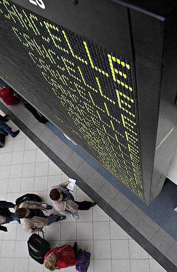 2002 год. Из-за низкого спроса на авиаперевозки в день годовщины терактов в США американские авиакомпании отменили более 3 тыс. рейсов. Сотни авиарейсов были отменены и в других странах. Ряд американских компаний отказались в этот день от размещения каких-либо видов рекламы в СМИ