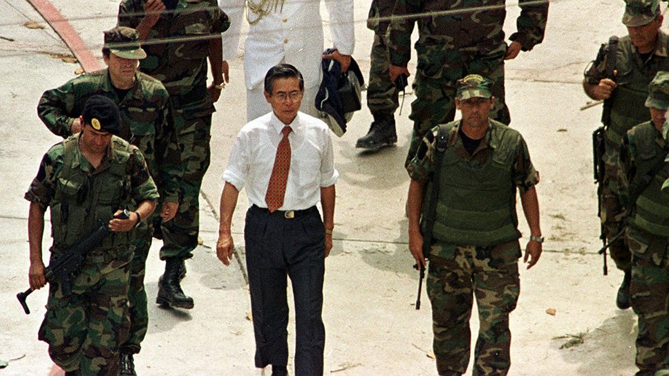 Президент Перу в 1990–2000 годах &lt;b>Альберто Фухимори&lt;/b> 11 декабря 2007 года был обвинен в нарушении прав человека и приговорен к шести годам тюрьмы и штрафу в $92 тыс. Будучи фигурантом еще одного уголовного дела, в апреле 2009 года решением специального трибунала был приговорен к 25 годам лишения свободы за организацию «эскадронов смерти», причастных к смерти 25 человек. В июле 2009 года Фухимори приговорили к 7,5 годам заключения за взятку в $15 млн. В сентябре 2009 года — к шести годам за организацию незаконного прослушивания телефонных переговоров и использование бюджетных средств для подкупа журналистов, политиков и бизнесменов во время предвыборной кампании 2000 года. Экс-президент Перу признал свою вину по обоим пунктам обвинения. В 2012 году четверо детей Фухимори (старшая дочь выдвигалась на президентских выборах 2011 года) подали прошение о помиловании отца, страдающего раком языка