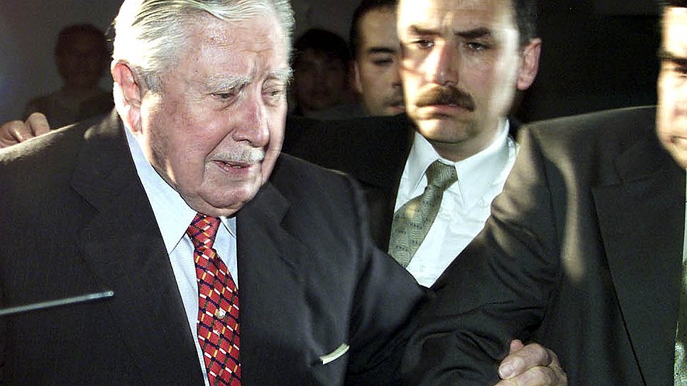 Президент Чили в 1974–1990 годах &lt;b>Аугусто Пиночет&lt;/b> в октябре 1998 года был арестован в Лондоне по подозрению в многочисленных убийствах чилийцев. Запрос на его арест выдал суд Испании. 24 марта 1999 года Пиночет был оправдан Палатой лордов, сославшейся на то, что экс-президент Чили не должен нести ответственности за преступления, совершенные им до 1988 года, при этом он лишался иммунитета от преследований за преступления, совершенные позже. В августе 2000 года Верховный суд Чили лишил Пиночета сенаторской неприкосновенности и обвинил в совершении преступлений более чем по 100 эпизодам, связанным с убийствами, похищениями и пытками людей. В 2004 году начался процесс по делу о соучастии в убийстве командующего сухопутными силами генерала Карлоса Пратса и членов Левого революционного движения Хуана Рамиреса и Нельсона Эспехо. К 30 октября 2006 года Пиночет был обвинен в 36 случаях похищения людей, 23 случаях применения пыток и одном убийстве, наркоторговле, торговле оружием и уклонении от уплаты налогов. 10 декабря 2006 года, перенеся инфаркт, Аугусто Пиночет умер в госпитале Сантьяго