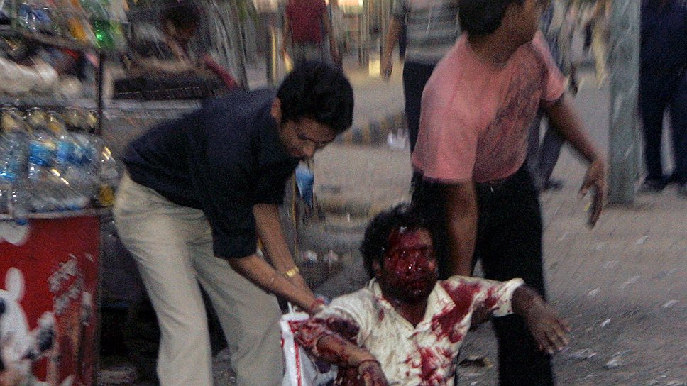 Первый взрыв произошел на рынке Гаффара в торговом квартале Карол-Баг, находящемся в центре Дели, около 18:10 по местному времени. Он оказался самым кровавым из всех, унеся жизни 12 человек, среди них были женщины и дети
