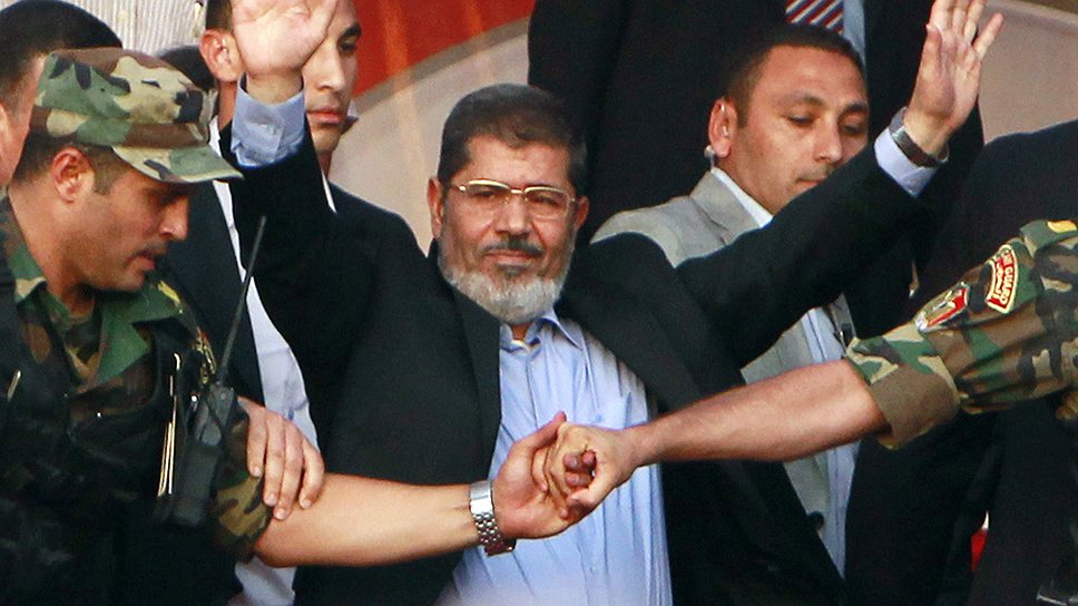 26 июля 2013 года экс-президент Египта &lt;b>Мохаммед Мурси&lt;/b> был обвинен в поджоге тюрьмы и уничтожении тюремных отчетов во время побега из тюрьмы после ареста за участие в акциях против Хосни Мубарака в 2011 году, в сотрудничестве с палестинским движением «Хамас», убийстве заключенных, полицейских и солдат сознательно и с предварительным намерением, а также похищении некоторых полицейских и солдат. Мурси был официально помещен под стражу. Суд начался 4 ноября 2013 года