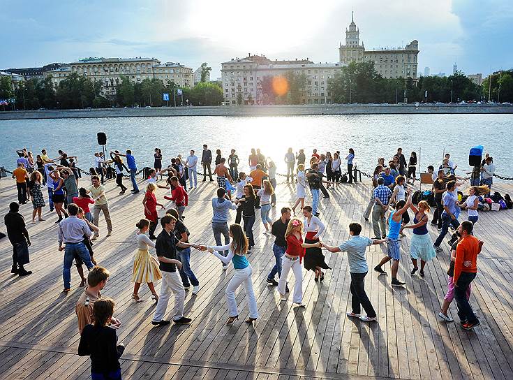 При Сергее Капкове в Москве появилось множество танцевальных площадок. На открытии первой из них в парке «Сокольники» господин Капков поделился с журналистами планами: «Мы планируем открыть три танцевальные площадки в парке &quot;Сокольники&quot;. Откроем в парке еще один шахматный клуб. Появится дополнительный кинотеатр. Создадим такие условия, чтобы в парк было интересно приходить не только пенсионерам, но и молодым людям»