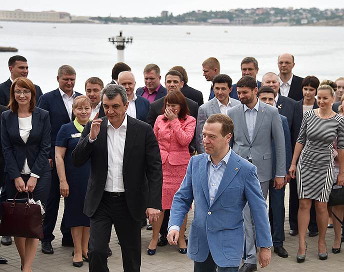 Дмитрий Медведев во время визита в Крым в ответ на жалобы местных жителей на размер пенсий, май 2016 года: «Денег нет, сейчас...вы держитесь здесь, здоровья вам, хорошего настроения»