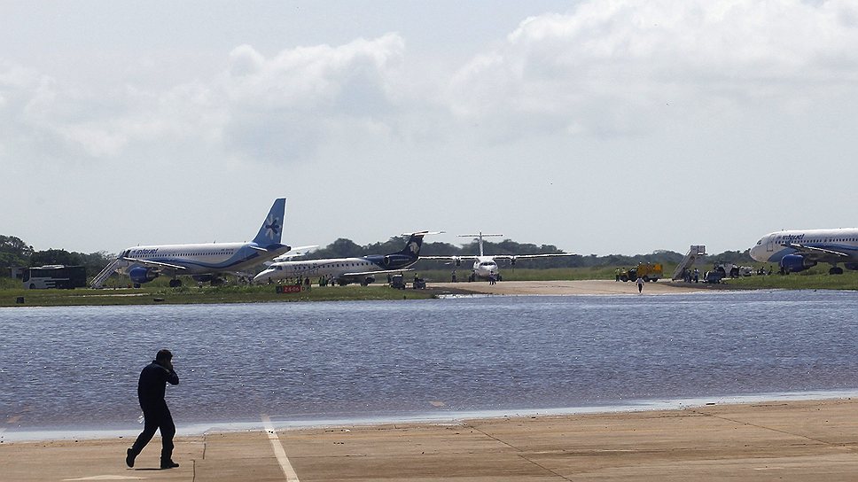 Взлетная полоса главного аэропорта Акапулько оказалась затоплена. Все рейсы отменены. Туристов из затопленных районов вывозят на военных самолетах