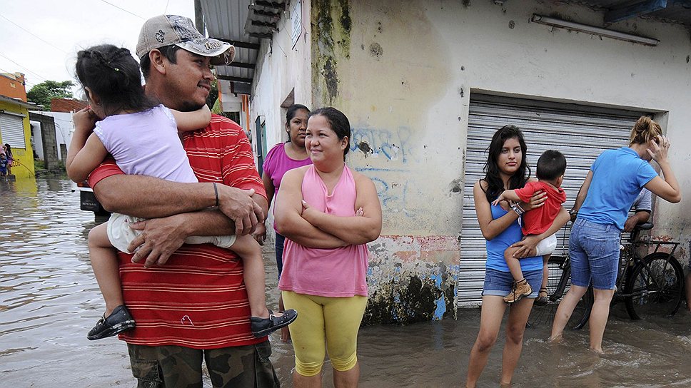Наводнение, обрушившееся на Мексику в начале недели, вызвано циклонами Ингрид и Мануэль, принесшими с собой ливневые дожди