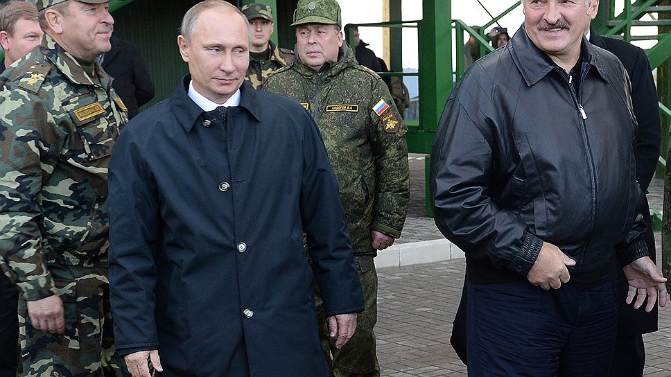 Президент России Владимир Путин (в центре) и президент Белоруссии Александр Лукашенко (справа) во время завершающего этапа российско-белорусских стратегических учений «Запад-2013»