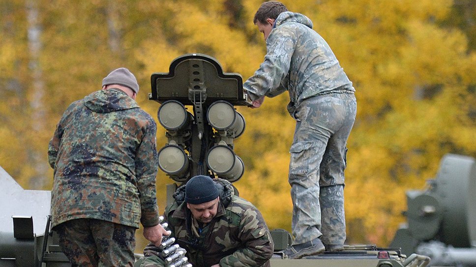 Подготовка военными техники к показу