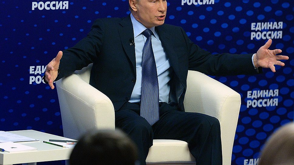 Президент России Владимир Путин (справа) и председатель правительства России Дмитрий Медведев (слева)