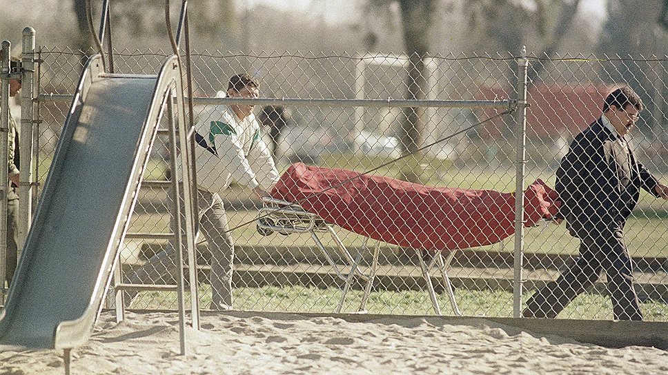 17 января 1989 года Патрик Парди открыл огонь из штурмовой винтовки на детской площадке в начальной школе Кливленда в Калифорнии, застрелив пятерых детей, ранив еще 29 учеников и одного учителя, после чего преступник покончил жизнь самоубийством