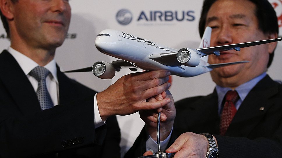 Президент Japan Airlines Йошикару Уеки (справа) и генеральный директор Airbus Фабрис Брейгер