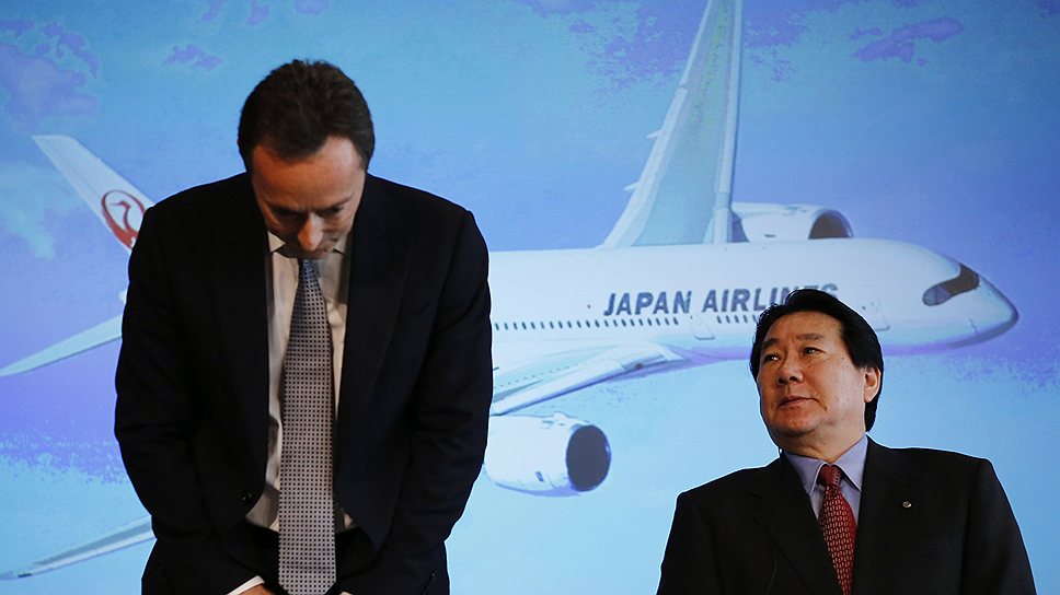 Президент Japan Airlines Йошикару Уеки (справа) и генеральный директор Airbus Фабрис Брейгер