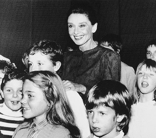 Актриса Одри Хепберн, получившая «Оскар» в 1954 году за лучшую женскую роль в фильме «Римские каникулы» и впоследствии номинированная на престижную награду четырежды, стала  международным послом доброй воли ЮНИСЕФ в 1988 году. В 1992 году актриса была награждена президентской медалью Свободы за деятельность в ЮНИСЕФ 