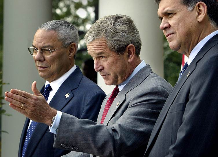 2003 год. Президент США Джордж Буш (в центре) объявил о создании Комиссии по содействию свободной Кубе