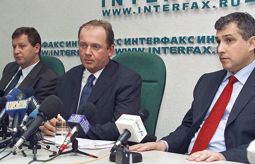3 апреля 2001 года в здании «Газпрома» состоялось собрание акционеров телекомпании НТВ с целью смены руководства канала. Генеральным директором телекомпании был назначен Борис Йордан (в центре), председателем совета директоров — Альфред Кох (слева), главным редактором — Владимир Кулистиков (справа) 