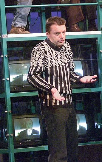 В феврале 2004 года штат канала сократили, господин Сенкевич ввел службу дежурных редакторов, определявшую информационную политику канала и осуществлявшую его самоцензуру. Это привело к конфликту с Леонидом Парфеновым. Некоторые сюжеты не пускали в эфир, например, о книге «Байки кремлевского диггера» Елены Трегубовой. Интервью с вдовой чеченского сепаратиста Зелимхана Яндарбиева главный редактор НТВ Александр Герасимов транслировать запретил, Леонид Парфенов проигнорировал запрет и сюжет вышел. 31 мая 2004 года программа «Намедни» была закрыта, а сам господин Парфенов уволен с НТВ