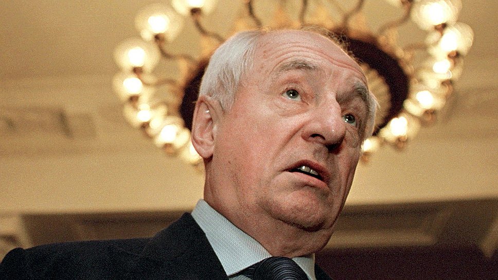 В 1989-1991 годах Марк Захаров был народным депутатом СССР от Союза театральных деятелей. Состоял в КПСС, но весной 1991 года сжег свой партбилет в эфире программы «Взгляд»