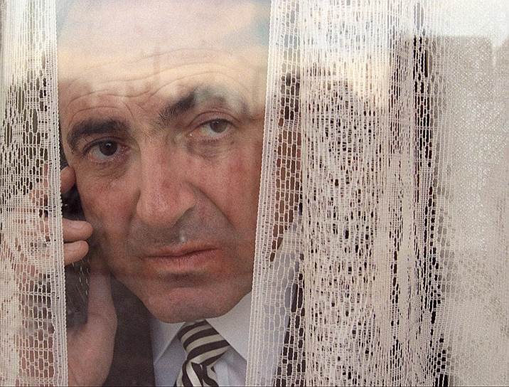 Отношения у НТВ с пришедшим к власти в 2000 году Владимиром Путиным протекали не так гладко, как с Борисом Ельциным. Чиновники перестали давать интервью телеканалу, лидер ЛДПР Владимир Жириновский говорил о необходимости лишить канал лицензии. В эфире Первого канала, владельцем которого был поддерживавший Путина и фракцию «Единство» Борис Березовский (на фото), вышли программы Сергея Доренко, направленные против Владимира Гусинского