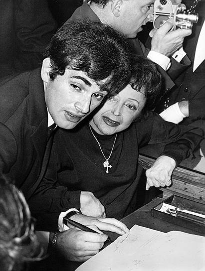 «Я умираю от любви пятьсот раз за вечер»
&lt;br>Когда Эдит Пиаф было 47 лет и врачи диагностировали у нее рак печени, певица вновь влюбилась — в 27-летнего грека, парикмахера Тео (на фото), для которого она открыла путь на сцену. Певица придумала ему псевдоним Сарапо («я тебя  люблю») и ради венчания с ним перешла в православие