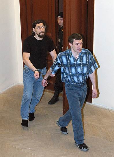 В 2005 году городской суд Санкт-Петербурга признал Юрия Колчина (слева), бывшего сотрудника Главного разведывательного управления, виновным в организации убийства и приговорил его к 20 годам. Исполнитель убийства Виталий Акишин (справа) получил 23,5 года тюрьмы