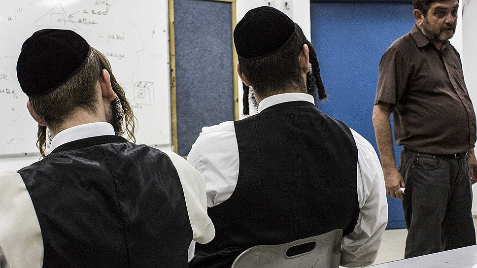 Центральное место в ортодоксальном иудаизме занимает Галаха — традиционное иудейское право, совокупность законов и установлений иудаизма, которые регламентируют религиозную, семейную и общественную жизнь верующих евреев

