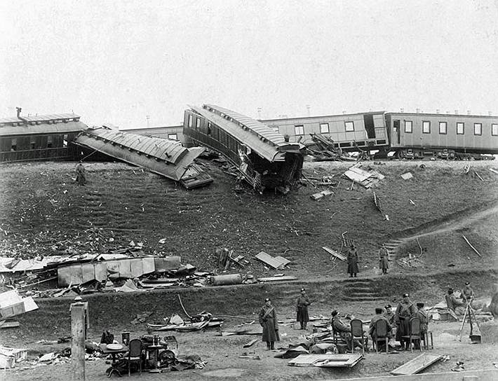 1888 год. У станции Борки под Харьковом произошло крушение императорского поезда, в котором ехал Александр III и члены его семьи. Несмотря на многочисленные человеческие жертвы (21 человек погиб) и сильные повреждения подвижного состава, в том числе царского вагона, сам император Александр III и члены его семьи не пострадали