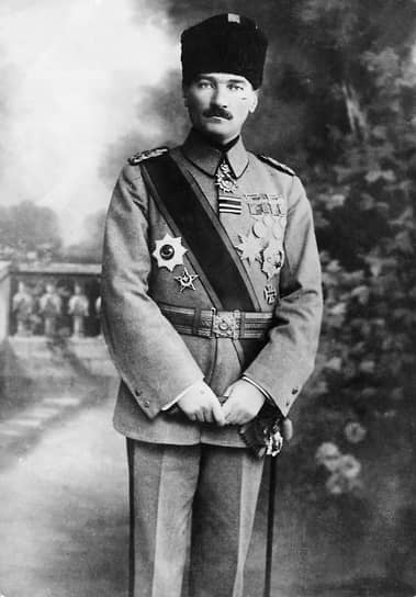 1923 года. В Турции провозглашена республика. Ее первым президентом стал Мустафа Кемаль Ататюрк 