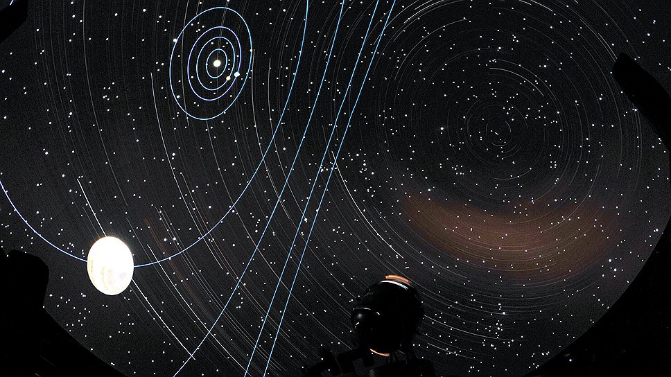 Как бы не бежали вперед IT-технологии, отказывать от классических проекций звездного неба планетарии не спешат. На фотографии купол планетария в немецком городе Вольфсбург