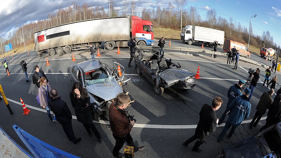 По легенде учений, авария перекрыла две полосы движение по автомагистрали. Год назад на трассе М10 причиной пробок стали не только ДТП — многие фуры буксовали на скольких подъемах, блокируя проезд автомобилей. Смоделировать такую ситуацию во время учений в бесснежном октябре Росавтодор не смог