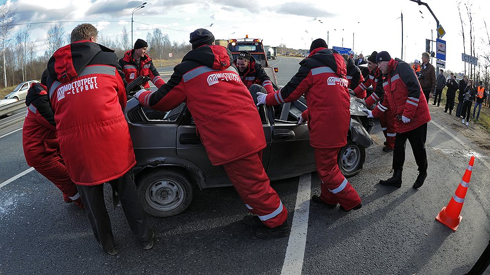 В ликвидации аварии участвовали и сотрудники «Мостотреста» — компании, которая строит платную трассу в обход Вышнего Волочка в Тверской области. Благодаря этому участку пробок на М10, в том числе и зимой, должно стать меньше