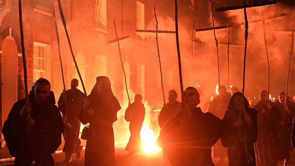 Заговорщики планировали поджечь бочки с порохом в подвале Вестминстерского дворца в ночь на 5 ноября, когда в здании должны были присутствовать не только Яков I, но и члены обеих палат парламента и верховные представители судебной власти страны