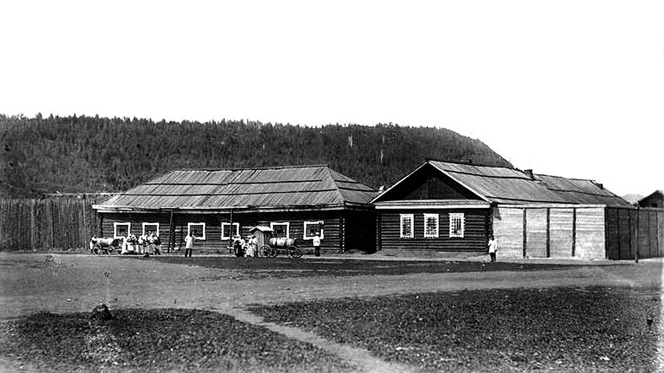 1889 год. В ночь на 8 ноября политзаключенные ссыльно-каторжной тюрьмы в Усть-Каре  попытались совершить массовое самоубийство в знак протеста против жестокого обращения. Из 20 принявших яд умерли шесть человек