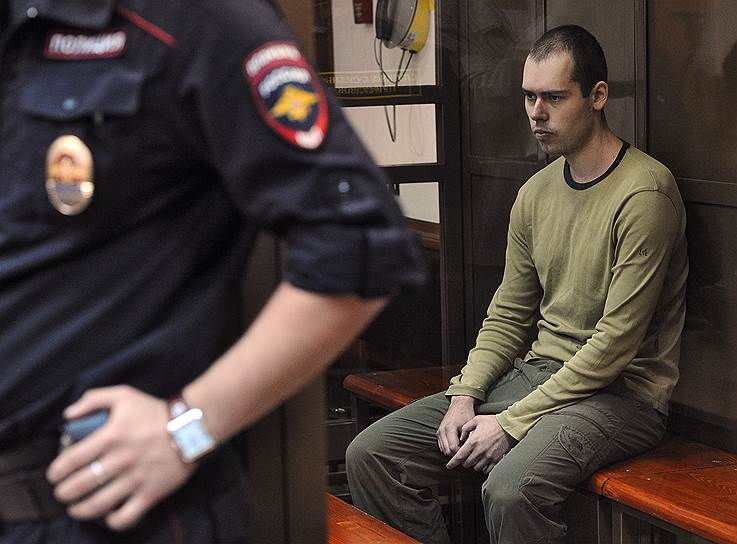 2012 год. Массовое убийство в московском районе Северное Медведково: вооруженный двумя ружьями бывший юрист аптечной сети «Ригла» Дмитрий Виноградов убил шесть своих коллег и ранил одного в центральном офисе сети, где проработал четыре года