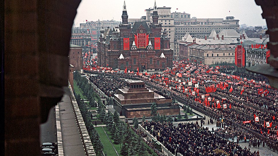 1954 год
&lt;br> Все последующие марши старались проводить по образцу первого парада 1941 года. Тогда марш войск на Красной площади открывали курсанты артиллерийского училища, за ними следовали артиллеристы и пехотинцы, зенитчики и моряки. Следующим традиционно стал проход военной техники, демонстрирующей мощь страны 