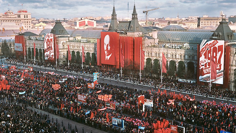 Парад 1989 года был необычным во всех отношениях. Во-первых, не было демонстрации ракет, с трибуны говорили о необходимости сокращения вооружений и переводе части оборонного производства на гражданские нужды. Изменились и лозунги: «Выше темпы демократизации партии!», «Советам — реальную власть!», «Народные депутаты, вы в ответе за страну!», «Отступать некуда, позади застой», «Товарищи, восстановим ленинский облик и суть социализма!»