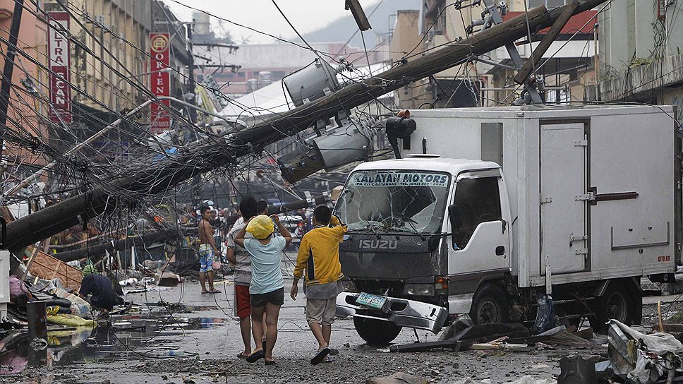 10 ноября. В результате тайфуна на Филиппинах погибли 10 тыс. человек