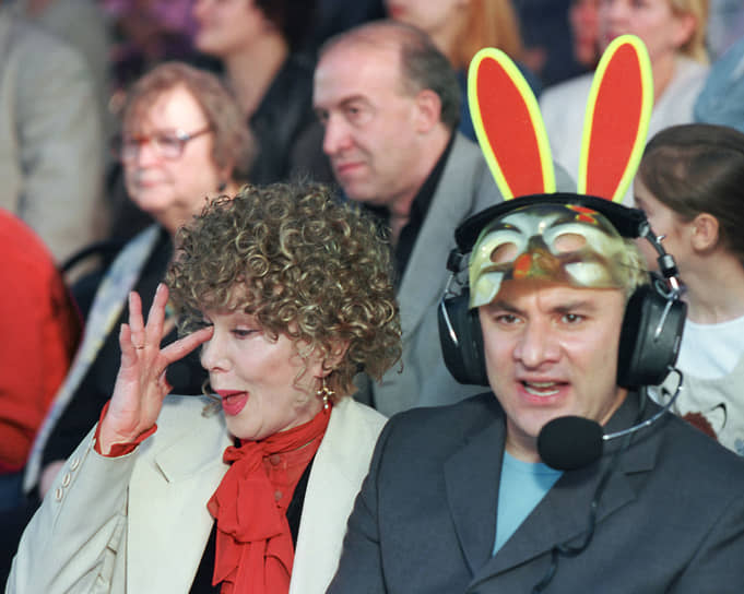 С шоуменом Николаем Фоменко на карнавальном шествии, посвященном Всемирной театральной Олимпиаде, 2001 год