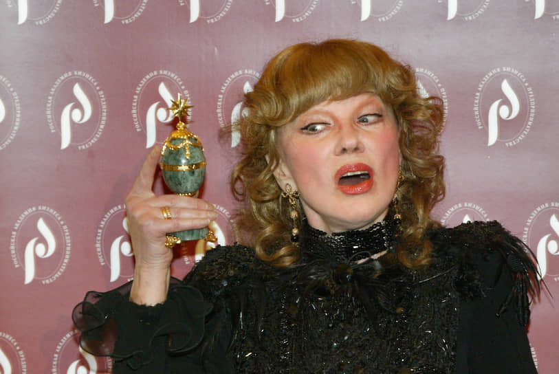 На церемонии вручения Национальной премии общественного признания достижений женщин России «Олимпия» в Храме Христа Спасителя, 2004 год