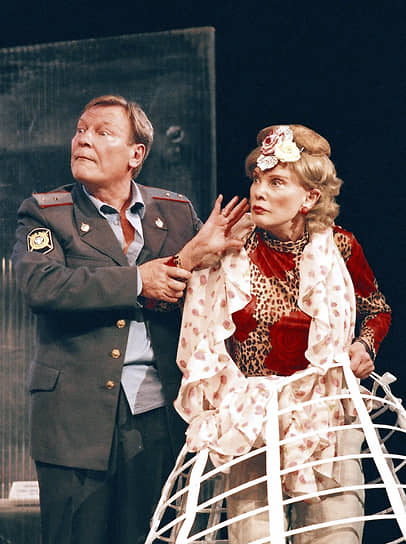 С актером Сергеем Шакуровым в спектакле «Случайное счастье милиционера Пешкина», 2004 год