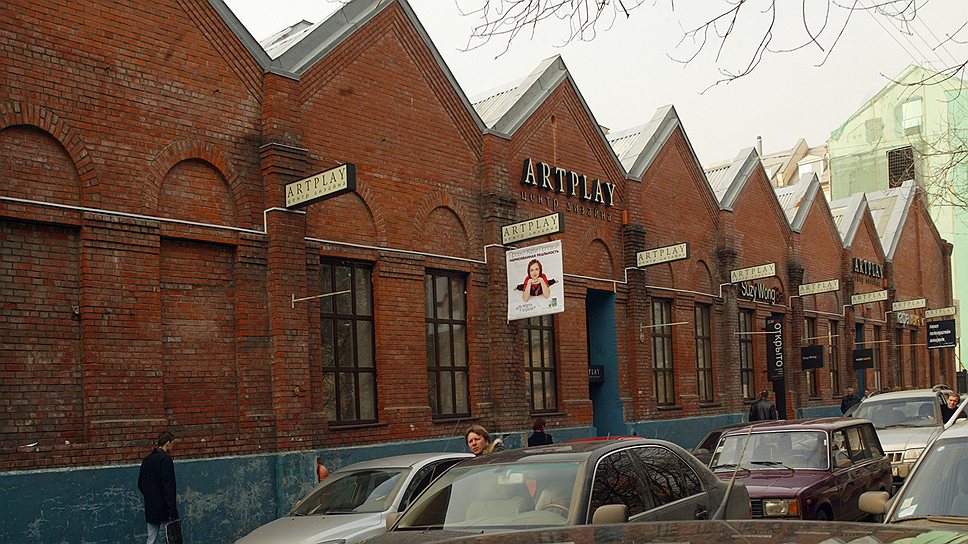 Как заграницей, так и в Москве промзоны привлекают представителей креативного класса. В 2003 году в здании бывшей фабрики «Красная роза» в районе станции метро «Парк Культуры» был создан центр дизайна Artplay, под крышей которого разместились ведущие архитектурные бюро, мебельные шоу-румы и выставочные пространства