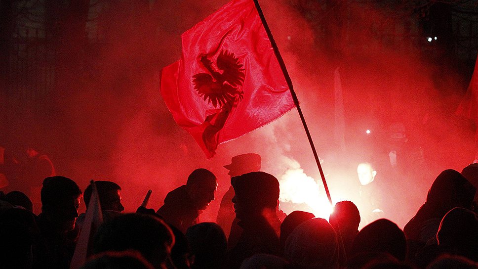 Ежегодный марш по случаю Дня независимости Польши третий год подряд заканчивается столкновениями между его участниками и силами правопорядка в Варшаве