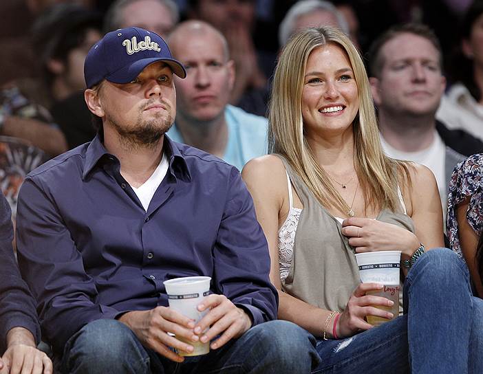 Актер —  большой поклонник баскетбольной команды Lakers. На фото — с израильской моделью Бар Рафаэли