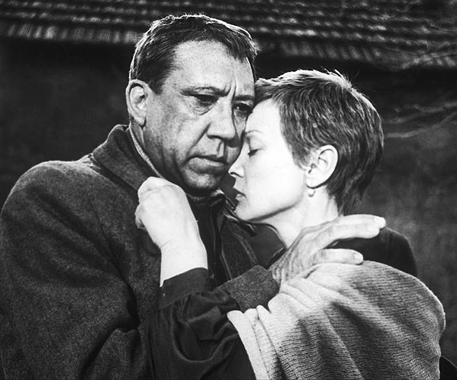 В 1976 году на экраны вышел фильм Алексея Германа «Двадцать дней без войны», в котором Людмила Гурченко сыграла одну из лучших своих драматических ролей. Ее партнером по фильму стал Юрий Никулин (на фото), к тому времени зарекомендовавший себя в первую очередь как комедийный актер