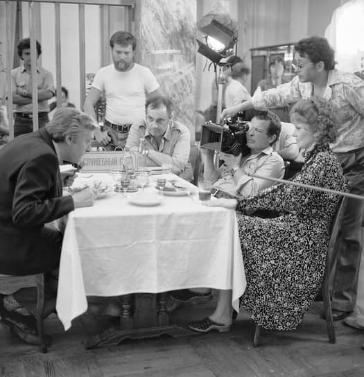 За исполнение роли официантки Веры в фильме «Вокзал для двоих» Эльдара Рязанова, Гурченко была удостоена звания народной артистки СССР 
&lt;br>На фото слева направо: Олег Басилашвили, Эльдар Рязанов, оператор Вадим Алисов, Людмила Гурченко на съtмках фильма «Вокзал для двоих»