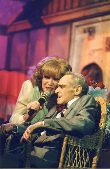 В 1982 году Гурченко была удостоена награды «Золотой орел», за роль в фильме «Любимая женщина механика Гаврилова»&lt;br>
На фото: с актером Зиновием Зердтом