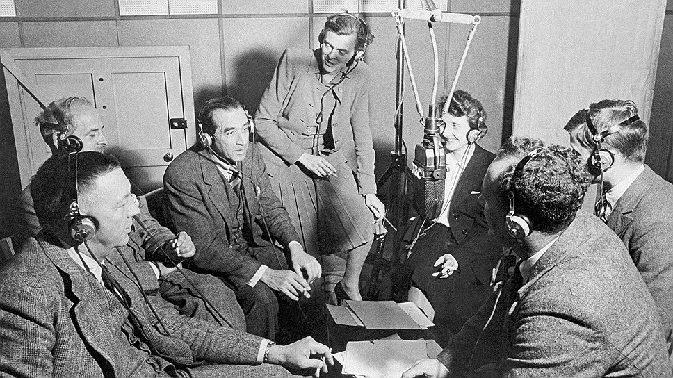 Первое интервью в эфире программы «Би-Би-Си» Answering You, которая транслиловалась через Атлантику. 14 июня, 1943
