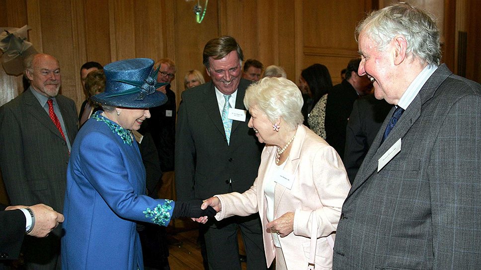 Британская королева Елизавета II на встрече: (слева направо) Терри Воган (ведущий «Би-Би-Си») , Джун Уитфилд (актриса, получившая известность благодаря роли на радио в спектакле Take It From Here) и Ричард Браерз (ведущий «Би-Би-Си», актер) 