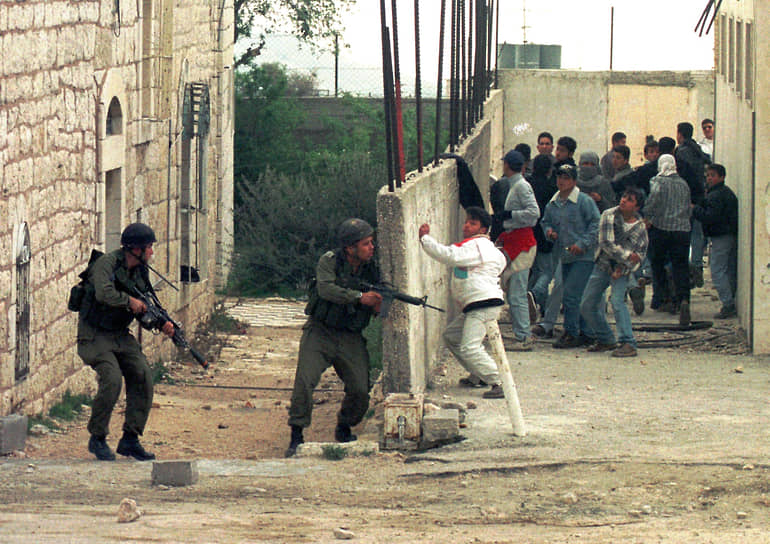Начало 2000-х годов связывают с ростом влияния палестинского исламистского движения «Хамас», чему способствовал вывод израильских войск из сектора Газа в 2005 году