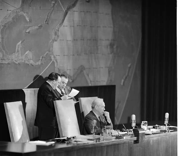 На международную арену палестинский вопрос вышел в ноябре 1947 года, когда Генеральная ассамблея ООН приняла резолюцию, предусматривавшую прекращение британского мандата в Палестине к 1 августа 1948 года. Документ также рекомендовал создание на ее территории двух государств: еврейского и арабского